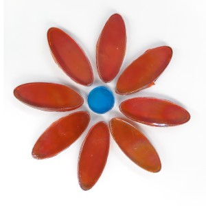 DAISY - RED Petals (8) BLUE Centre